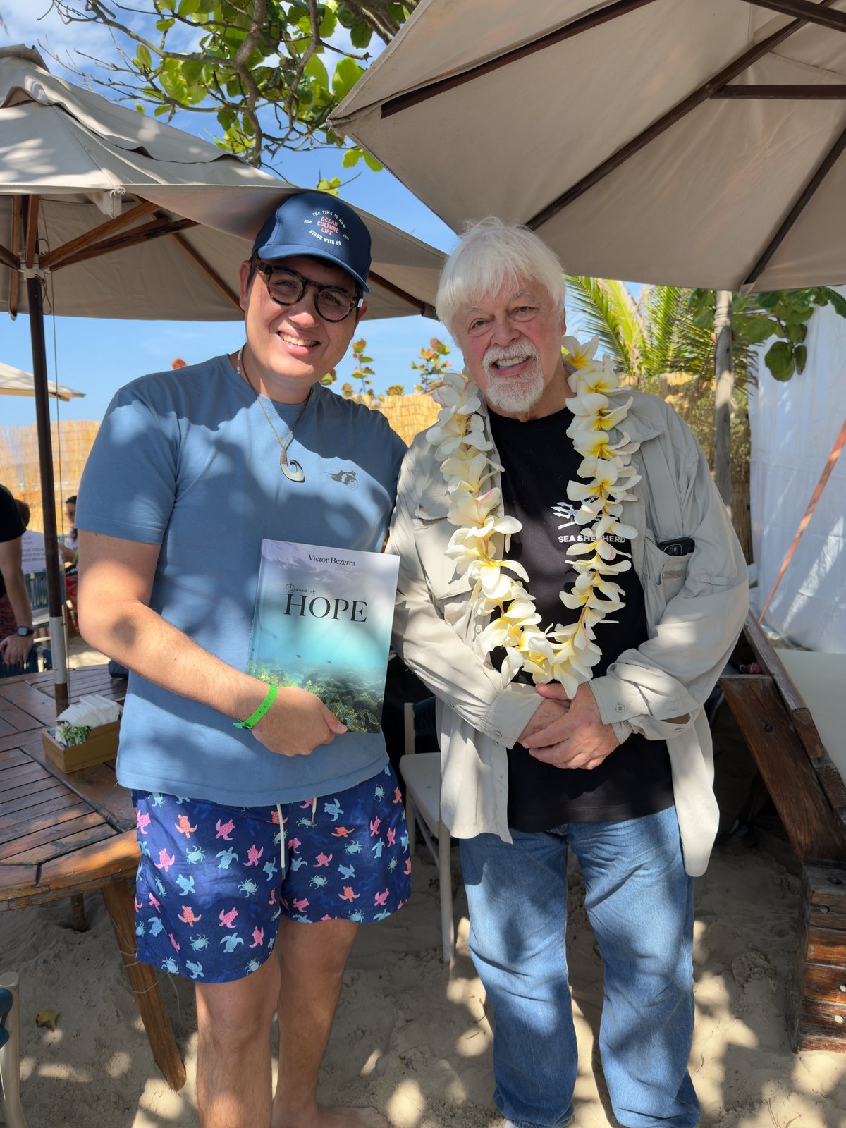 Victor Bezerra entrega Drops of Hope para Captain Paul Watson