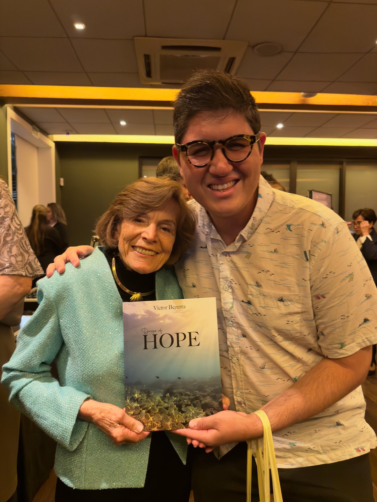 Victor Bezerra entrega Drops of Hope para Dr. Sylvia Earle